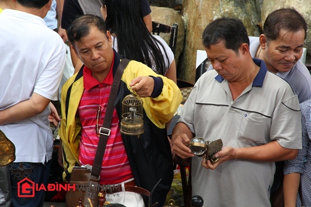 Để quyết đinh mua, người mua luôn săm soi và kiểm tra rất kĩ món hàng và dựa trên những kinh nghiệm cá nhân để đánh giá.