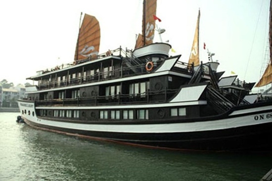 Paradise Cruises là du thuyền cao cấp trên vịnh Hạ Long bao gồm 5 du thuyền. Ước tính mỗi du thuyền có trị giá là 1,5 triệu USD