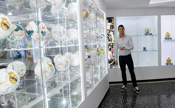 Con trai Ronaldo cười rạng rỡ trong ngày khai trương bảo tàng của bố 13
