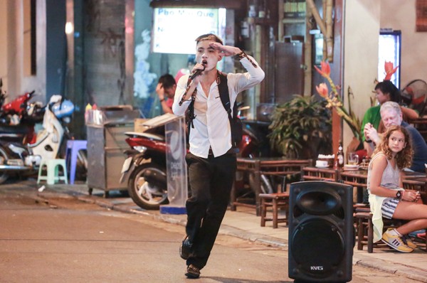 Cuộc sống mưu sinh lề đường của “Thánh quẩy” gây sốt Vietnams Got Talent 8