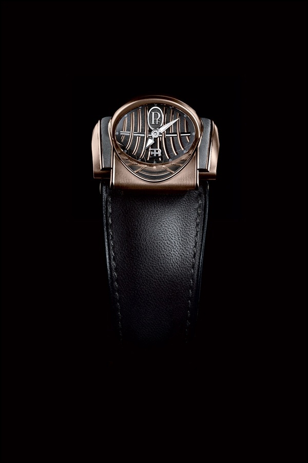 Bugatti Mythe được kết hợp với một dây đeo Hermes màu đen với khóa gập bằng vàng rose.
