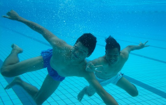 Ksor Úc và Phí Minh Long vui đùa dưới nước