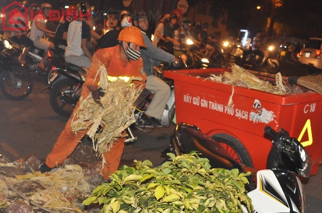 Vì mưu sinh nên họ phải thức cùng năm tháng để làm cho thành phố ngày càng xanh, sạch, đep