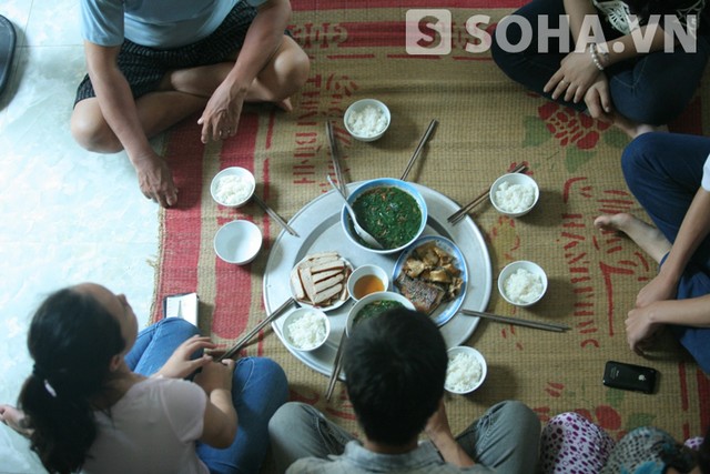 Bữa cơm trưa giản dị gia đình Lệ Rơi đãi khách.