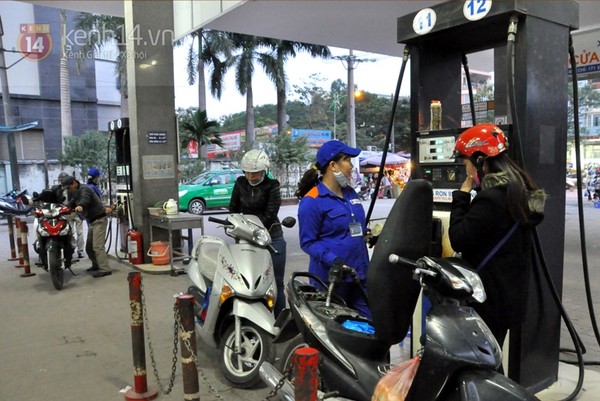 Hà Nội: Lần đầu tiên, người dân được tự bơm khi mua xăng 8