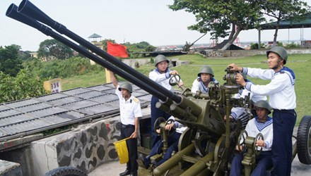 Một khẩu đội pháo phòng không thuộc Lữ đoàn 147 trong giờ huấn luyện.