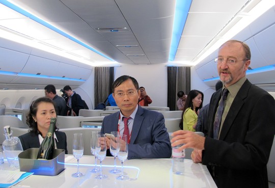Khung máy bay sử dụng vật liệu tiên tiến và nhẹ, hệ thống động cơ thế hệ mới giúp tiết kiệm đến 25% nhiên liệu và giảm 25% lượng khí thải CO2. Trong ảnh: Ông Lê Dũng - Trưởng đại diện của Vietnam Airlines (giữa) tại Châu Âu mục sở thị chiếc A350 XWB sắp được bàn giao