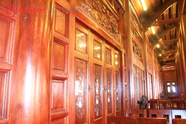 Tầng 2 của nhà sàn được trang trí bằng 25 tấm trạm trổ tinh xảo. Các cánh cửa bằng gỗ lim cũng được đục đẽo trạm trổ công phu. 