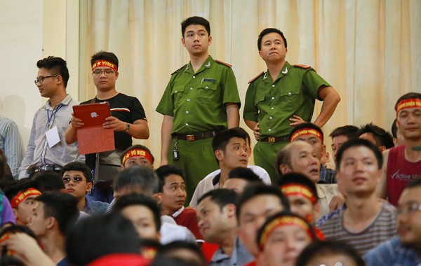 Các chiến sĩ công an cũng có mặt để giữ gìn an ninh cho khu vực diễn ra trận chung kết U19 Đông Nam Á.