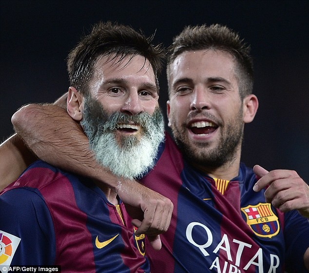 Messi nhìn khá hài hước với bộ râu rậm.