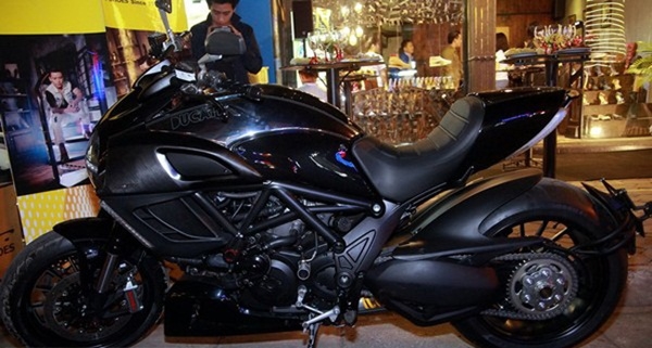 Siêu mô tô phân khối lớn Ducati giá 720 triệu đồng của Tuấn Hưng.