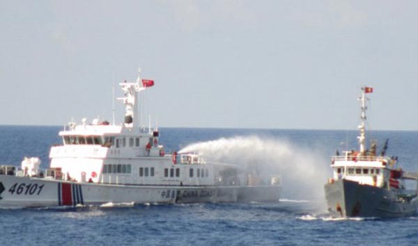 Tàu Hải cảnh 46101 đang sử dụng vòi rồng tấn công tàu Kiểm ngư của Việt Nam trong sự kiện Trung Quốc đưa giàn khoan vào hoạt động trái phép tại vùng đặc quyền kinh tế Việt Nam.