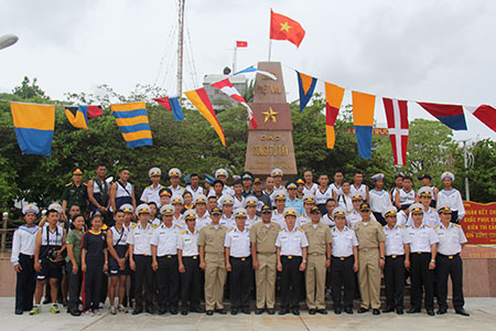 Hai đoàn chụp ảnh lưu niệm. Cuộc giao lưu nhân sự đầu tiên góp phần tạo nên bầu không khí thân thiện, gần gũi và hiểu biết lẫn nhau giữa các lực lượng đóng quân trên hai đảo Song Tử Tây và Song Tử Đông.