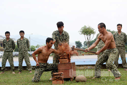 ...và cánh tay kê gạch, hứng búa tạ.