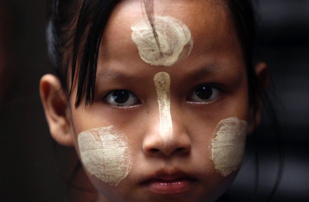 Bé gái người Myanmar sống tại trại tị nạn Mae La ở Mae Sot, gần Bangkok, Thái Lan.