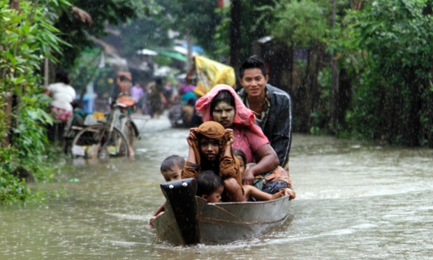 Một gia đình chèo thuyền trên đường ngập lụt gần sông Bago, Myanmar.