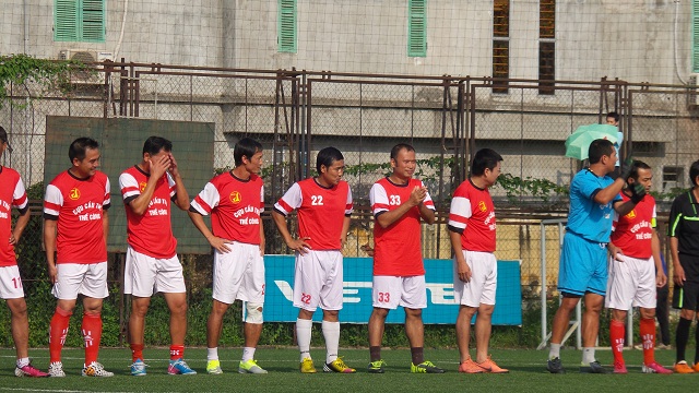 Phương Nam - Hồng Sơn - Long Vũ (3 cầu thủ ở giữa) cùng vào sân thi đấu