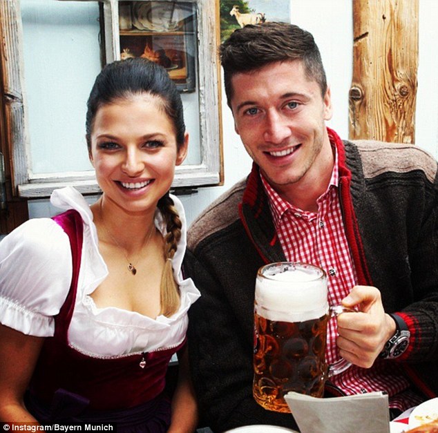Polish striker Robert Lewnadowski enjoys his first Oktoberfest since moving from Dortmund