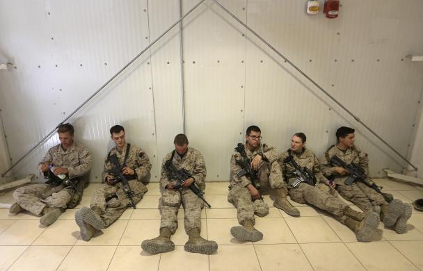 Lính thủy đánh bộ Mỹ ngồi nghỉ ngơi trong khi chờ chuyển đi sau khi kết thúc sứ mệnh của họ tại Helmand, Afghanistan.