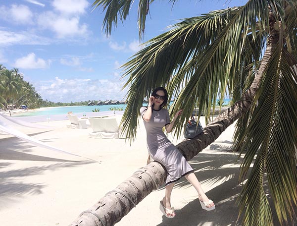 Sau lễ đính hôn vừa qua Ngọc Bích cùng chồng đại gia đã có chuyến du lịch dài ngày rất hạnh phúc tại đảo thiên đường Maldives. Nhưng vì muốn giữ bí mật tuyệt đối hình ảnh của chồng nên siêu mẫu quyết định chỉ chia sẻ hình ảnh của cô thả dáng trong chuyến du lịch này.