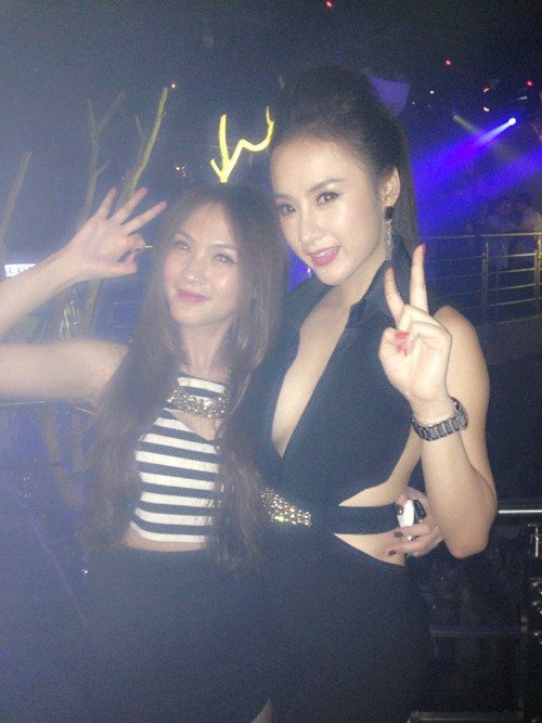 Dù Angela Phương Trinh chỉ cao 1m69, nhưng hot girl Kelly vẫn nhỏ bé hơn bạn thân của mình khá nhiều