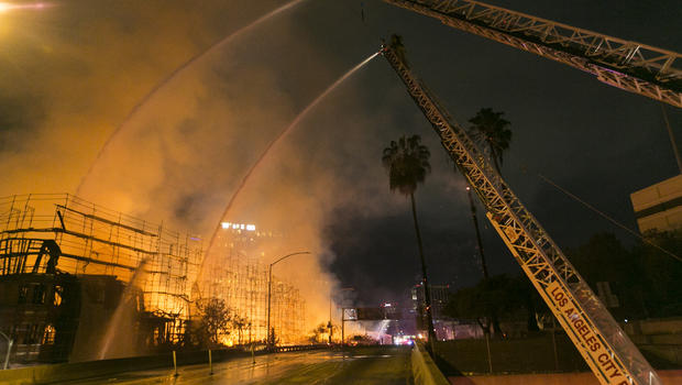 Lính cứu hỏa đang cố gắng dập tắt hỏa hoạn bùng phát tại công trường xây dựng tòa nhà chung cư 7 tầng ở Los Angeles, Mỹ.