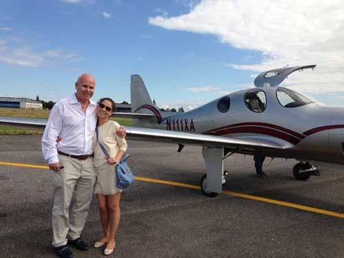 Vợ chồng nữ ca sĩ còn di chuyển trên chiếc máy bay Piaggio P180 Avanti II của thương hiệu Piaggio Aeros trị giá 5,7 triệu USD (khoảng 120,2 tỷ đồng).