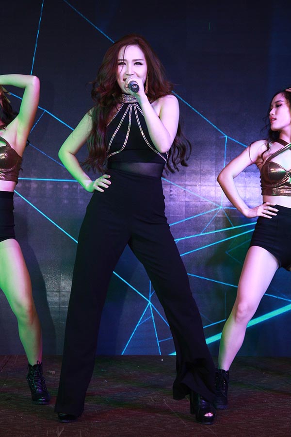 Trong buổi giới thiệu MV mới, Bảo Thy tự tin khoe giọng hát, vũ đạo khi thể hiện ca khúc Single lady của Only C.