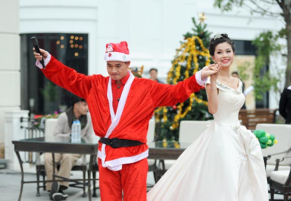 Trong chương trình, Diễm Trang còn có màn khiêu vũ đặc biệt với MC Xuân Bắc.