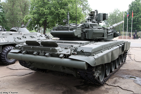 Đây là mẫu xe tăng chiến đấu chủ lực hiện đại nhất được trang bị cho lục quân Nga vớ pháo chính cỡ nòng 125mm cùng lớp giáp và nhiều thiết bị điện tử hiện đại.