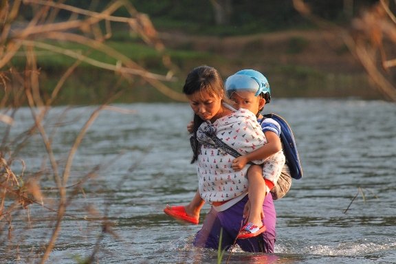 lội sông, đến trường, sông Đinh, phập phồng