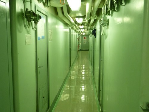 Hành lang giữa các phòng nghỉ của thủy thủ