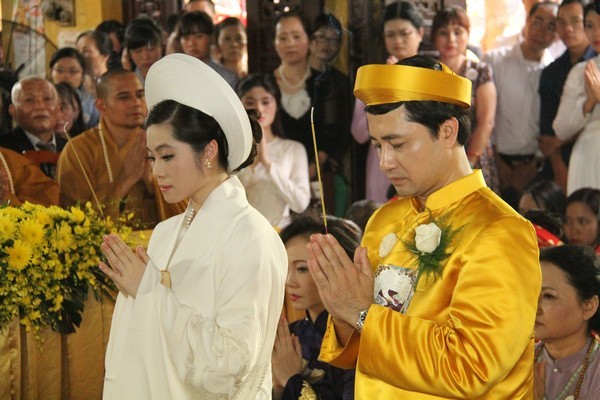 Ái nữ của bà chủ Tập đoàn Nam Cường làm lễ cưới tại chùa