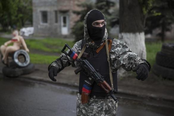 Một chiến binh thân Nga đứng bảo vệ tại một điểm chốt ở thành phố Slaviansk, miền đông Ukraine.