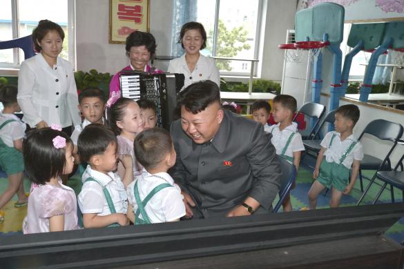 Nhà lãnh đạo Triều Tiên Kim Jong Un thăm một trại trẻ mồ côi ở thủ đô Bình Nhưỡng.
