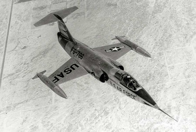 Lockheed F-104 Starfighter là máy bay chiến đấu đầu tiên có khả năng bay ổn định với tốc độ siêu âm 2M.