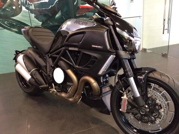 Cuối năm 2013, anh mua chiếc Ducati Diavel Cromo, giá khoảng 720 triệu đồng.