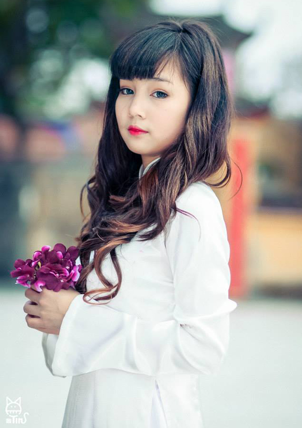 Phạm Thu Hiền, nữ sinh lớp 10 trường THPT Hàng Hải, Hải Phòng được nhiều người biết đến bởi ngoại hình xinh xắn, nước da trắng và đặc biệt là&nbsp;đôi mắt to tròn, cuốn hút.