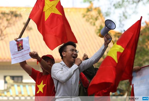 Mít tinh phản đối Trung Quốc tại Hà Nội, ảnh AFP
