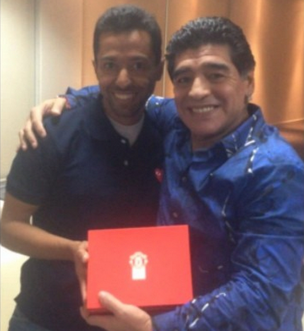 Maradona nhận món quà đặc biệt từ Man United