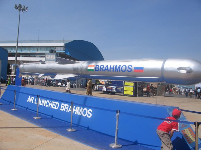 Biến thể tên lửa BrahMos phóng từ trên không có chiều dài 8,4m, đường kính 0,6m, tầm bắn 300km, trọng lượng phóng 2,5 tấn, mang đầu đạn 250kg, có thể được phóng trên độ cao tối đa 14km, thông thường 10km với vận tốc siêu âm Mach3, gấp hơn 3 lần vận tốc các loại tên lửa hành trình cận âm của Mỹ.