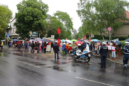 Tại Đức, bất chấp thời tiết mưa rét, một cuộc tuần hành, mít tinh cũng được tổ chức trước Lãnh sự quán Trung Quốc ở Frankfurt. Ảnh: LienhiepnguoiViet