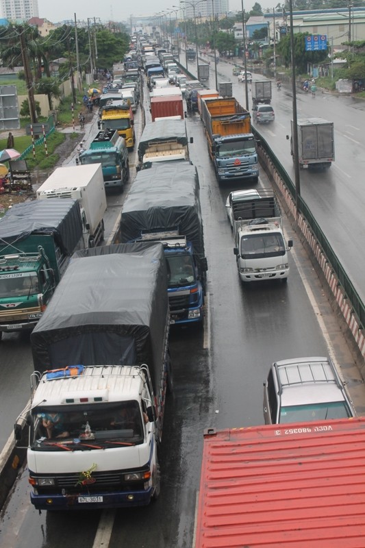Nhiều phương tiện xe tải, ôtô phải di chuyển vào làn đường xe máy