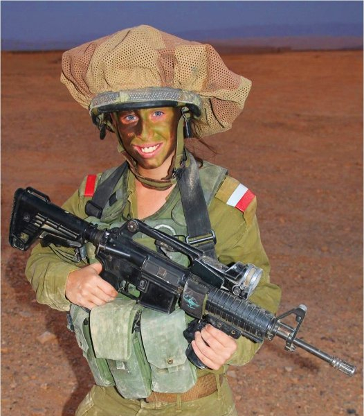 Các nữ binh sĩ Israel hóa trang khuôn mặt.