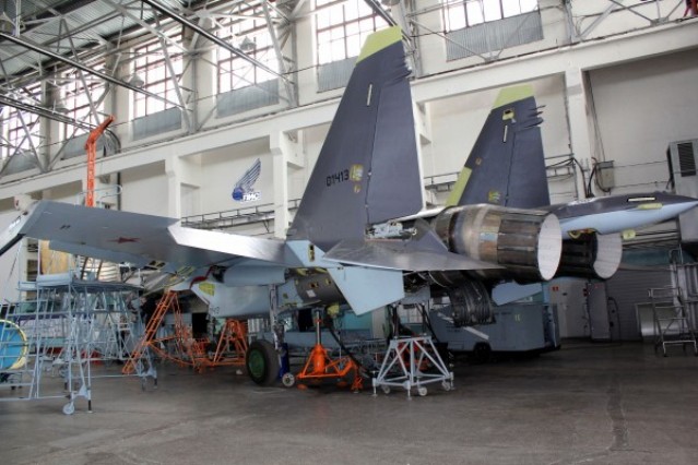 Su-30M2 (trên) và Su-35S đang được sản xuất tại nhà máy KnAAZ.