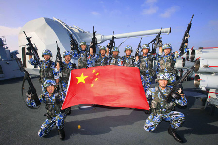Lính Trung Quốc trên tàu khu trục Guangzhou ở Ấn Độ Dương, trên đường đến Pakistan tập trận