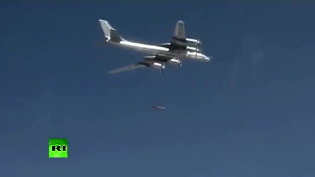 Máy bay ném bom Tu-95 của Nga trong cuộc tập trận (Ảnh chụp từ clip)