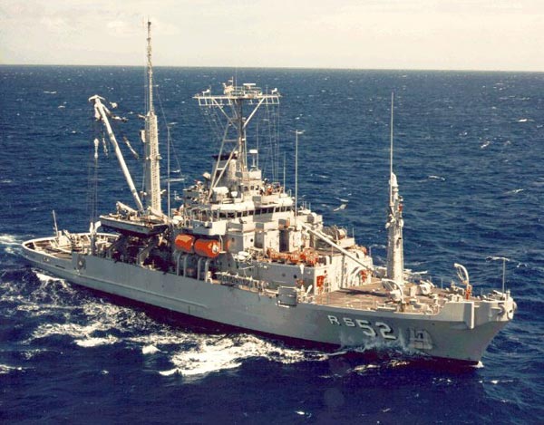 Tàu cứu hộ USNS-Salvor (T-ARS-52) đến thăm Việt Nam lần đầu vào năm 2006. Con tàu này cũng đã nhiều lần trở lại thăm Việt Nam trong khuôn khổ các hoạt động hợp tác quốc phòng giữa hai nước.