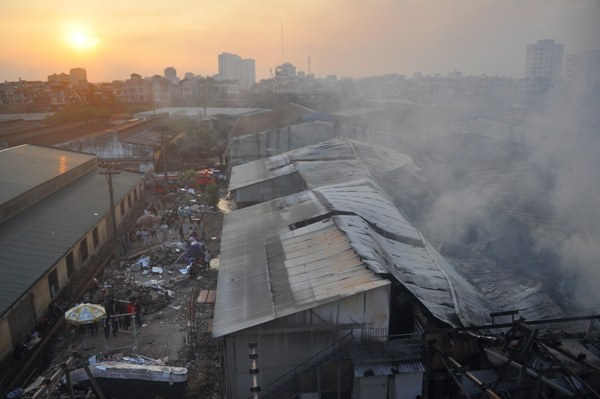 Khoảng gần 17 giờ chiều, đám cháy tại Đại Từ, Hoàng Mai, Hà Nội cơ bản đã được khống chế.