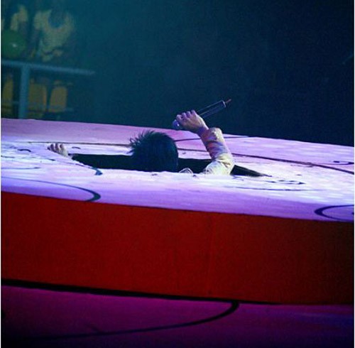 Năm 2012, đang hát sung, Đan Trường bất ngờ bị hụt chân và lọt thỏm xuống hố ngay giữa sân khấu.